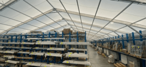 Vue intérieure d'un entrepôt de stockage de matériaux de construction fabriqué et installé par LAURALU.